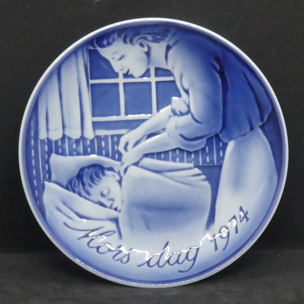Decorative Plate-Blue and White-Mors dag- 1974- Mother tucking in child-Mothers Day