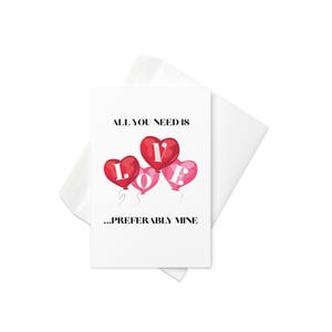 Tarjeta romántica divertida: "Todo lo que necesitas es amor... preferiblemente el mío". Tarjeta de amor tierna para novio, novia o pareja.