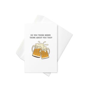 Cartão engraçado de cerveja – “Você acha que as cervejas também pensam em você?” – Cartão peculiar para amantes de cerveja – Aniversário, amizade, só porque sim