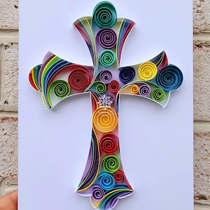 Cruz emoldurada feita com quilling de papel, presente para Primeira Comunhão e Batismo.