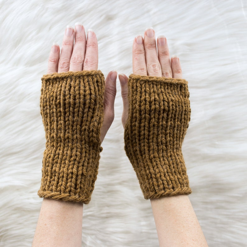 Beginner Fingerless Gloves Knitting Pattern, Simple & Easy Pattern, Chunky Knit Gloves, Quick Pattern Knit a Rectangle in Stockinette Stitch afbeelding 4