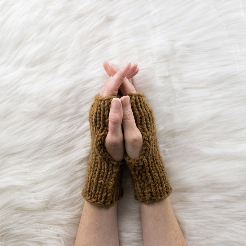 Beginner Fingerless Gloves Knitting Pattern, Simple & Easy Pattern, Chunky Knit Gloves, Quick Pattern Knit a Rectangle in Stockinette Stitch afbeelding 2