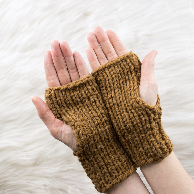 Beginner Fingerless Gloves Knitting Pattern, Simple & Easy Pattern, Chunky Knit Gloves, Quick Pattern Knit a Rectangle in Stockinette Stitch afbeelding 3