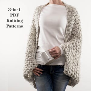 Puede incluir: Una mujer con un cárdigan de punto grueso gris claro. El cárdigan tiene un patrón texturizado y mangas anchas. Sostiene una taza gris con la palabra "Grateful". El texto "3-en-1 PDF Knitting Patterns" está a la izquierda.