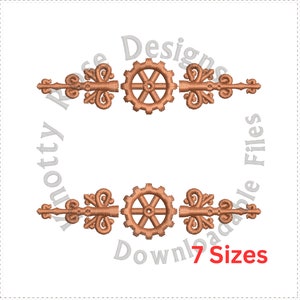 Peut inclure: Deux motifs de broderie décoratifs de couleur cuivre représentant un engrenage et des volutes ornées. Les motifs sont séparés par un espace blanc. Le texte "Rose Designs" est dans le coin supérieur droit et le texte "Downloadable Files 7 Sizes" est dans le coin inférieur gauche.