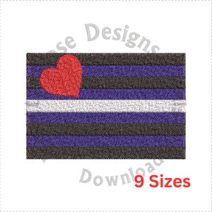 Może przedstawiać: Haftowany wzór flagi dumy z czerwonym sercem w lewym górnym rogu. Flaga ma czarne, fioletowe i białe pasy. Tekst "9 rozmiarów" znajduje się pod flagą.