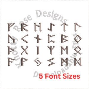 Puede incluir: Un conjunto de 24 letras del alfabeto rúnico vikingo bordadas en hilo marrón. Las letras están dispuestas en tres filas de ocho letras cada una. El texto "5 tamaños de fuente" está en la parte inferior de la imagen.