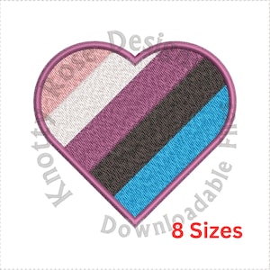 Könnte beinhalten: Ein gesticktes Herzdesign mit rosa Umrandung und einem gestreiften Muster in Rosa-, Weiß-, Lila-, Braun- und Blautönen. Die Texte "Knotty Rose Designs" und "Downloadable Files" sind um das Herz herum sichtbar. Die Zahl "8 Sizes" wird ebenfalls angezeigt.