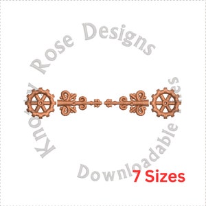 Puede incluir: Un diseño de bordado digital que presenta un borde decorativo con dos engranajes y volutas ornamentadas. El diseño está disponible en siete tamaños. El texto "Rose Designs" y "Downloadable 7 Sizes" es visible en la imagen.