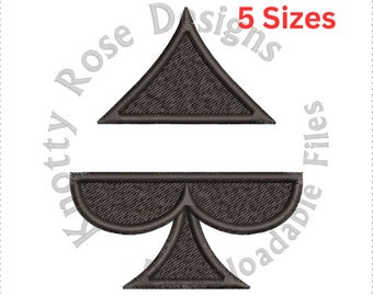 Op de afbeelding: Zwart-wit borduurontwerp van een schoppen speelkaart. Het ontwerp is verkrijgbaar in 5 maten. Knotty Rose Designs. Downloadbare bestanden.