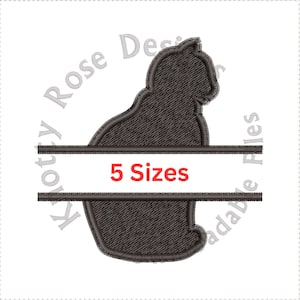 Op de afbeelding: Borduurontwerp met een zwart katten silhouet en een witte banner met de tekst "5 maten".