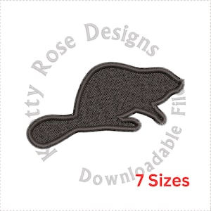 Puede incluir: Una silueta en blanco y negro de un castor, con el texto "Kitty Rose Designs Downloadable File 7 Sizes" alrededor.