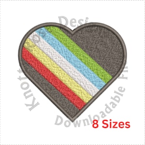 Pode incluir: Um desenho de bordado em forma de coração cinza com uma faixa diagonal de cinco linhas coloridas: vermelho, amarelo, branco, azul claro e verde.