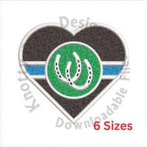 Pode incluir: Um coração preto com um círculo verde contendo duas ferraduras brancas. Uma fina faixa azul atravessa o coração. O texto "6 tamanhos" está abaixo do coração.