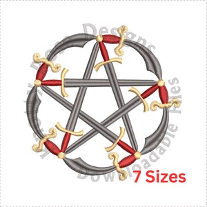 Puede incluir: Diseño bordado con un pentagrama gris superpuesto a una forma circular gris. Espadas rojas y doradas se colocan alrededor del pentagrama. El texto "7 Sizes" es rojo.
