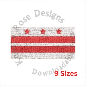 Puede incluir: Diseño bordado de la bandera del Distrito de Columbia. La bandera es blanca con tres estrellas rojas y dos franjas horizontales rojas. El texto "Download 9 Sizes" está debajo de la bandera.