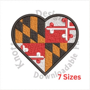 Może przedstawiać: Wzór w kształcie serca z flagą stanu Maryland. Flaga to wzór w kratkę w kolorze czarnym i pomarańczowym z czerwoną i białą ćwiartką. Wzór jest obwiedziony czarnym kolorem.