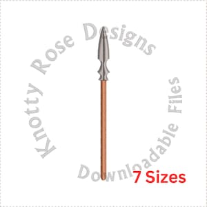 Puede incluir: Una lanza plateada y marrón con una punta afilada. La lanza está sobre un fondo blanco con el texto "Knotty Rose Designs Downloadable Files 7 Sizes" alrededor de la lanza.