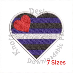 Könnte beinhalten: Ein herzförmiger Patch mit einem roten Herzen in der Mitte und einem gestreiften Muster in Lila, Schwarz und Weiß. Der Patch ist weiß umrandet.