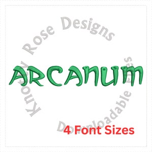 以下が含まれることがあります： 「ARCANUM」と刺繍された緑色のテキスト。テキストの周りを囲むグレーの円には、より小さなフォントで「Rose Designs」と「ダウンロード可能なファイル」と書かれている。画像の下部には赤い文字で「4つのフォントサイズ」と書かれている。