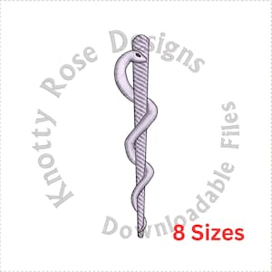 Puede incluir: Un diseño bordado blanco de una serpiente enroscada alrededor de un bastón, símbolo de la medicina. El diseño se llama "Caduceo" y está disponible en 8 tamaños.