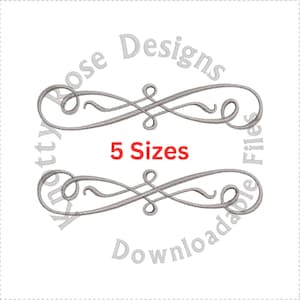Puede incluir: Una imagen en blanco y negro de dos remolinos decorativos con el texto "Knotty Rose Designs" y "Downloadable Files" en un círculo alrededor de los remolinos. El texto "5 Sizes" está en rojo en el centro de la imagen.