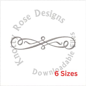 Op de afbeelding: Een grijs, decoratief, gestileerd swirl-ontwerp met een witte achtergrond. De tekst "Rose Designs" en "Downloadable Files" staat in een cirkel rond het ontwerp. De tekst "6 Sizes" staat in rood onder het ontwerp.
