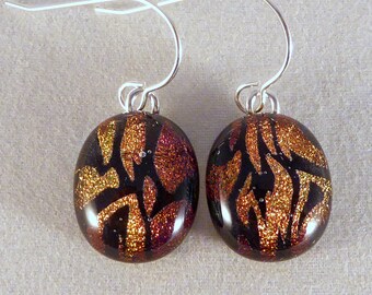 Boucles d'oreilles pendantes en verre fusionné dichroïque orange et noir, flammes de feu