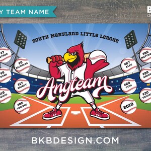 Pu&ograve; includere: Un tabellone di roster di una squadra di baseball con una mascotte di cardinale dei cartoni animati che tiene una mazza e una palla da baseball. Il tabellone ha uno sfondo di campo da baseball blu e bianco con il nome della squadra "Anyteam" e il testo "South Maryland Little League". Il tabellone contiene anche un elenco di nomi e numeri dei giocatori.