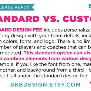 Pu&ograve; includere: Testo rosa e bianco su sfondo blu che dice "PLEASE READ!!" seguito da "STANDARD VS. CUSTOM". Il testo continua in nero, spiegando la differenza tra le opzioni di progettazione standard e personalizzata per l'abbigliamento di squadra. Il testo include l'indirizzo del sito web "BKBDESIGN.ETSY.COM".