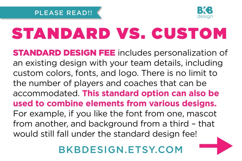Pu&ograve; includere: Testo rosa e bianco su sfondo blu che dice "PLEASE READ!!" seguito da "STANDARD VS. CUSTOM". Il testo continua in nero, spiegando la differenza tra le opzioni di progettazione standard e personalizzata per l'abbigliamento di squadra. Il testo include l'indirizzo del sito web "BKBDESIGN.ETSY.COM".