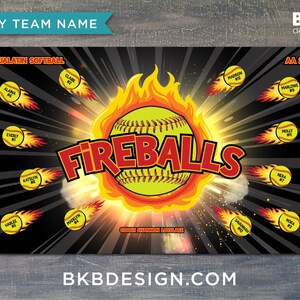Pu&ograve; includere: Uno striscione da squadra di softball nero e giallo con le parole "Fireballs" in rosso e una palla da softball in fiamme. Lo striscione include anche il nome della squadra "Tualatin Softball" e l'anno "AA 2023".