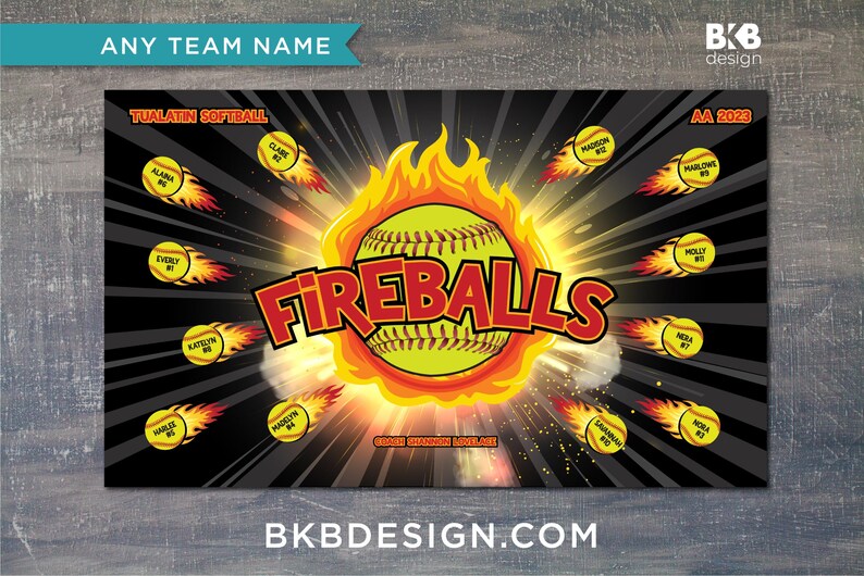 Pu&ograve; includere: Uno striscione da squadra di softball nero e giallo con le parole "Fireballs" in rosso e una palla da softball in fiamme. Lo striscione include anche il nome della squadra "Tualatin Softball" e l'anno "AA 2023".