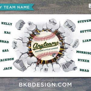 Pu&ograve; includere: Una palla da baseball bianca con cuciture rosse e il testo "Anyteam Eastern Little League" sta rompendo un muro screpolato. I nomi dei giocatori sono elencati intorno alla palla.