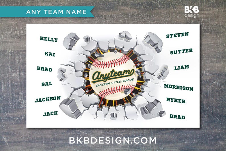 Pu&ograve; includere: Una palla da baseball bianca con cuciture rosse e il testo "Anyteam Eastern Little League" sta rompendo un muro screpolato. I nomi dei giocatori sono elencati intorno alla palla.