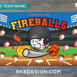 Pu&ograve; includere: Un tabellone segnapunti per una squadra di baseball con il nome della squadra "Fireballs" e i nomi dei giocatori della squadra. Il tabellone &egrave; decorato con un giocatore di baseball dei cartoni animati che tiene una mazza e una palla da baseball con le fiamme.