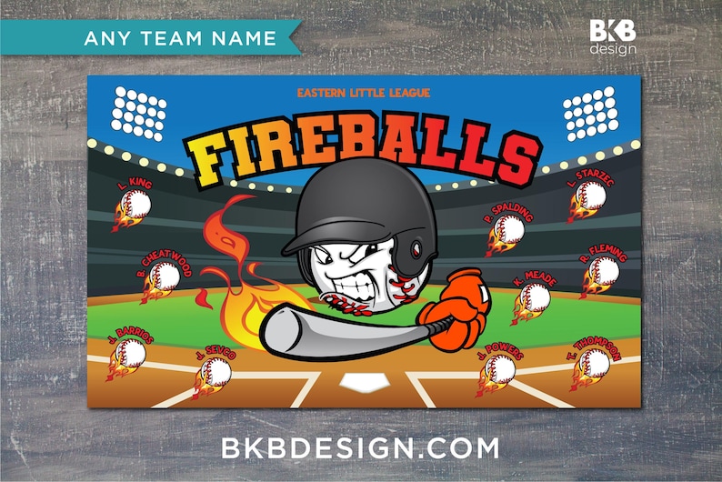 Pu&ograve; includere: Un tabellone segnapunti per una squadra di baseball con il nome della squadra "Fireballs" e i nomi dei giocatori della squadra. Il tabellone &egrave; decorato con un giocatore di baseball dei cartoni animati che tiene una mazza e una palla da baseball con le fiamme.