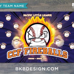 Pu&ograve; includere: Uno striscione per squadra di baseball viola e arancione con il testo "CCF Fireballs" e "Pacific Little League" in stile fumetto. Lo striscione presenta una palla da baseball disegnata in modo divertente con un'espressione minacciosa e i nomi dei giocatori della squadra.