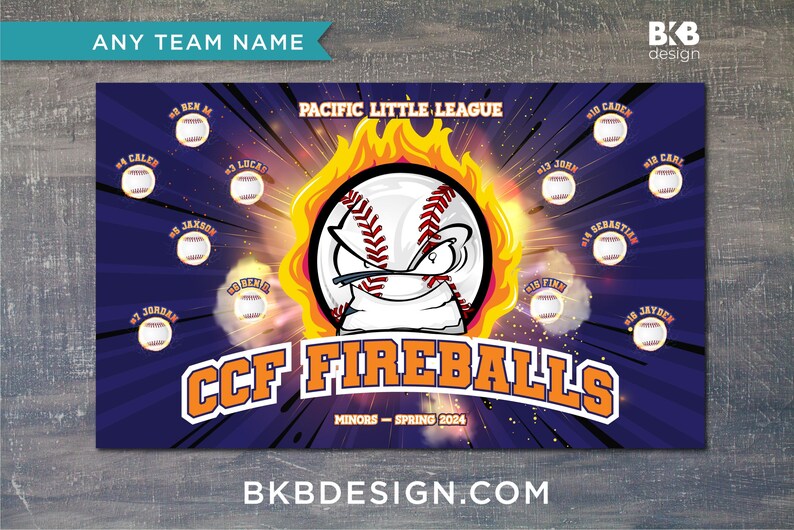 Pu&ograve; includere: Uno striscione per squadra di baseball viola e arancione con il testo "CCF Fireballs" e "Pacific Little League" in stile fumetto. Lo striscione presenta una palla da baseball disegnata in modo divertente con un'espressione minacciosa e i nomi dei giocatori della squadra.