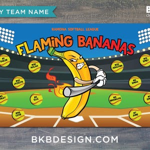 Pu&ograve; includere: Un tabellone segnapunti per una squadra di softball colorato con il nome della squadra "Flaming Bananas" e una banana dei cartoni animati che tiene una mazza. Il tabellone segnapunti ha una griglia di cerchi per il nome e il numero di ogni giocatore.