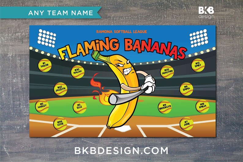 Pu&ograve; includere: Un tabellone segnapunti per una squadra di softball colorato con il nome della squadra "Flaming Bananas" e una banana dei cartoni animati che tiene una mazza. Il tabellone segnapunti ha una griglia di cerchi per il nome e il numero di ogni giocatore.