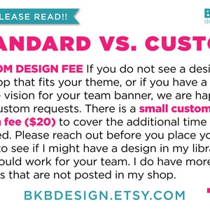 Pu&ograve; includere: Testo rosa e bianco su sfondo bianco con una freccia rosa che punta a destra. Il testo recita "STANDARD VS. CUSTOM" e "CUSTOM DESIGN FEE Se non vedi un design nel mio negozio che si adatta al tuo tema, o se hai una visione unica per lo stendardo della tua squadra, siamo lieti di accettare richieste personalizzate. C'&egrave; una piccola commissione per il design personalizzato (20 &euro;) per coprire il tempo aggiuntivo necessario. Contattami prima di effettuare il tuo ordine per vedere se ho un design nella mia libreria che funzioni per la tua squadra. Ho altri design di nicchia che non sono pubblicati nel mio negozio. BKBDESIGN.ETSY.COM"