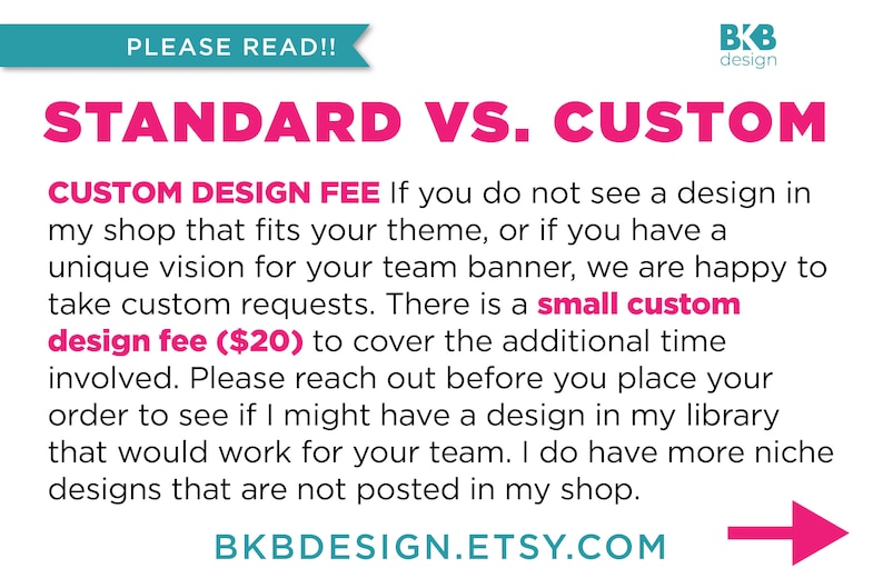 Pu&ograve; includere: Testo rosa e bianco su sfondo bianco con una freccia rosa che punta a destra. Il testo recita "STANDARD VS. CUSTOM" e "CUSTOM DESIGN FEE Se non vedi un design nel mio negozio che si adatta al tuo tema, o se hai una visione unica per lo stendardo della tua squadra, siamo lieti di accettare richieste personalizzate. C'&egrave; una piccola commissione per il design personalizzato (20 &euro;) per coprire il tempo aggiuntivo necessario. Contattami prima di effettuare il tuo ordine per vedere se ho un design nella mia libreria che funzioni per la tua squadra. Ho altri design di nicchia che non sono pubblicati nel mio negozio. BKBDESIGN.ETSY.COM"