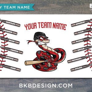 Pu&ograve; includere: Un cartello bianco stampabile a tema baseball con un serpente di cartone animato che tiene una mazza da baseball. Il cartello ha un bordo di cuciture da baseball rosso e bianco e il testo "YOUR TEAM NAME" in rosso. Il cartello ha anche un elenco di nomi e numeri su mazze da baseball attorno al bordo.