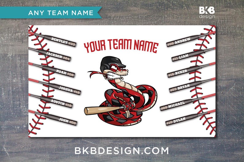 Pu&ograve; includere: Un cartello bianco stampabile a tema baseball con un serpente di cartone animato che tiene una mazza da baseball. Il cartello ha un bordo di cuciture da baseball rosso e bianco e il testo "YOUR TEAM NAME" in rosso. Il cartello ha anche un elenco di nomi e numeri su mazze da baseball attorno al bordo.