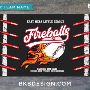 Pu&ograve; includere: Uno striscione da squadra di baseball bianco e nero con le parole "East Mesa Little League Fireballs" in rosso e bianco. Lo striscione presenta una palla da baseball con fiamme e i nomi dei giocatori: Easton, Hunter, Logan, Ashton, JJ, Levi, Lincoln, Mason, Pratt e Wesley.
