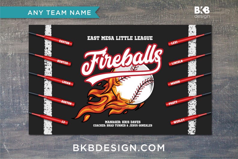 Pu&ograve; includere: Uno striscione da squadra di baseball bianco e nero con le parole "East Mesa Little League Fireballs" in rosso e bianco. Lo striscione presenta una palla da baseball con fiamme e i nomi dei giocatori: Easton, Hunter, Logan, Ashton, JJ, Levi, Lincoln, Mason, Pratt e Wesley.