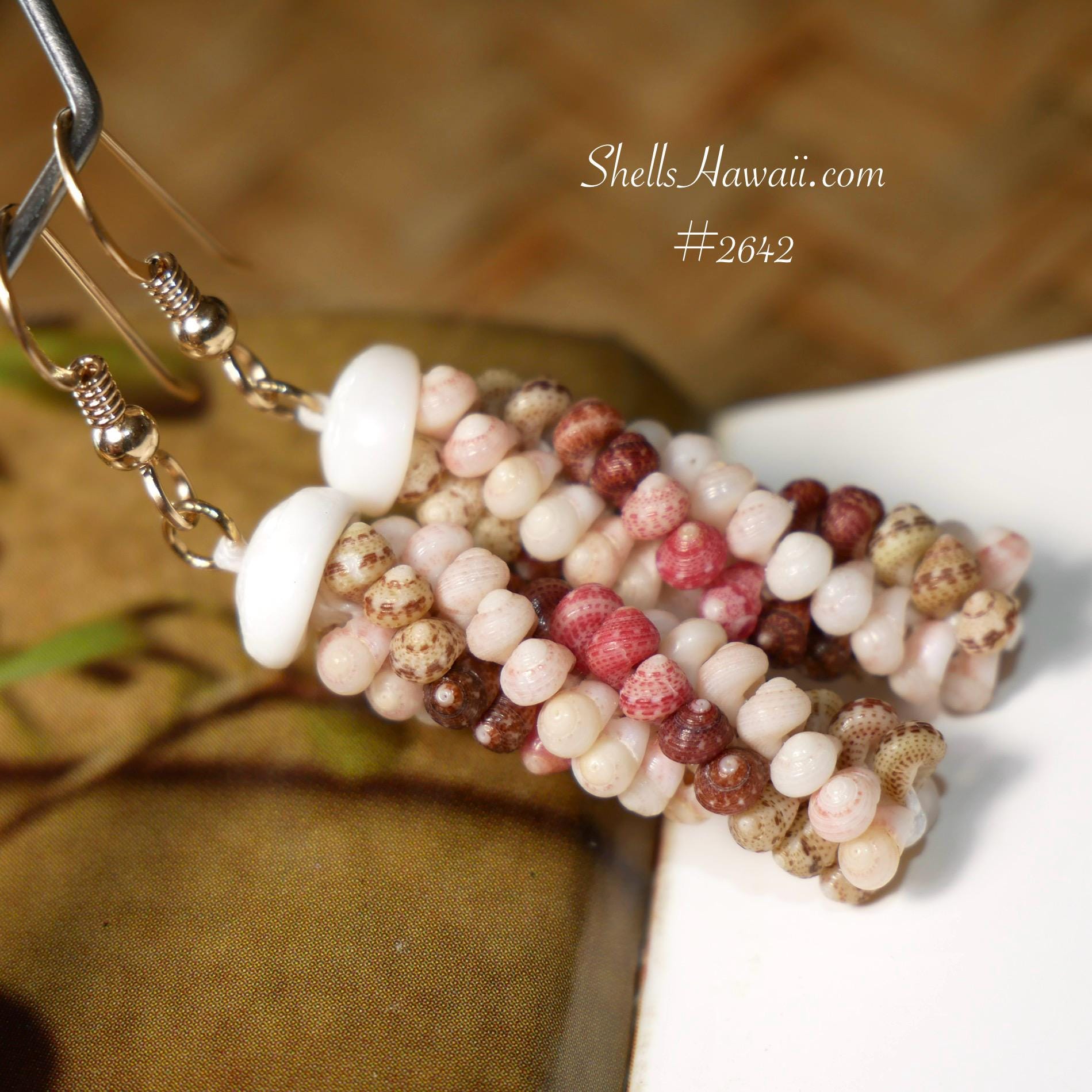 1 3/8 インチ 本物のニイハウ島シェル イヤリング – 4 ストランド