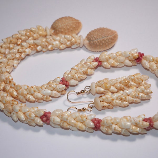 21" bijpassende set Laiki & donkerroze Kahelelani vier strengen kipona stijl schelpenlei en oorbellen gemaakt van 100% schelpen van Niihau #1031