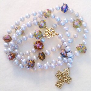 Prayer beads: Pearl, lampwork glass, crucifix (circular, 10 decades) 5552